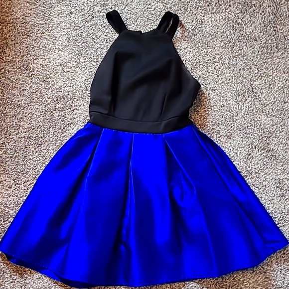 (5 for $20) Junior dress - Picture 2 of 4